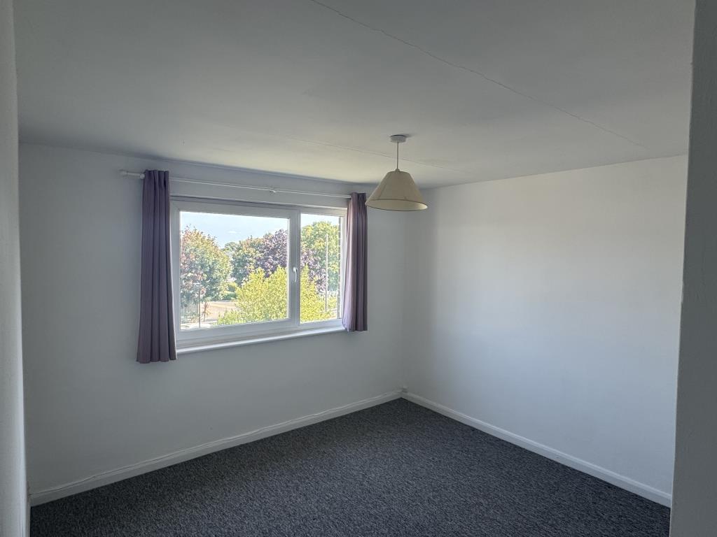 Lot: 168 - TWO-BEDROOM FLAT WITH GARAGE CLOSE TO THE SEAFRONT - Bedroom with grey carpets and white walls